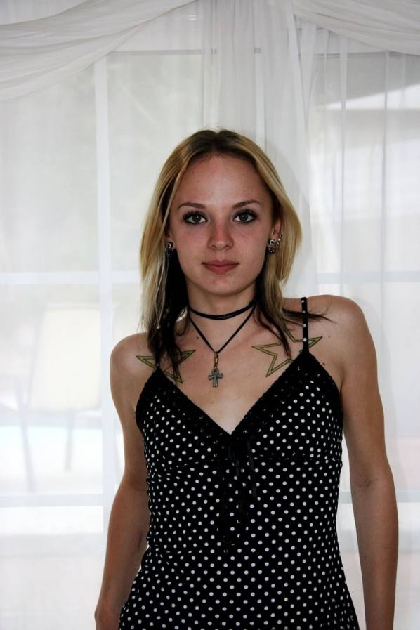 Tattooed Faye Runaway strips and sucks cock