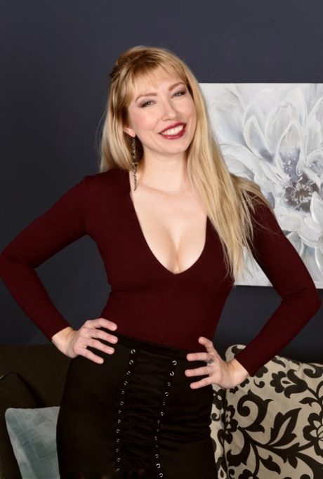 Blonde Verronica Kirei shows trimmed pussy fully nude