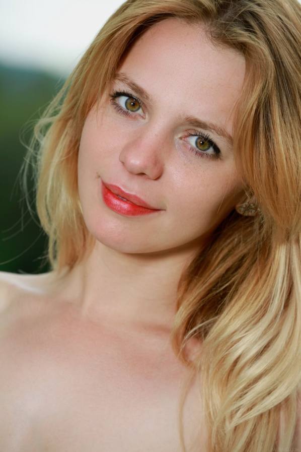 Naked blonde Elisa Liv strips bare in field
