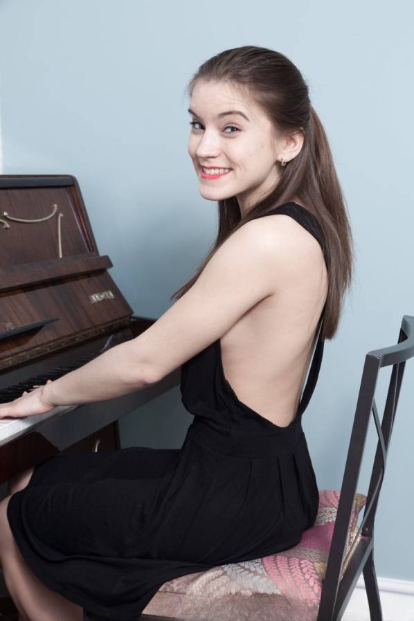 Piano-side, Evelina Darling bares her wet pussy