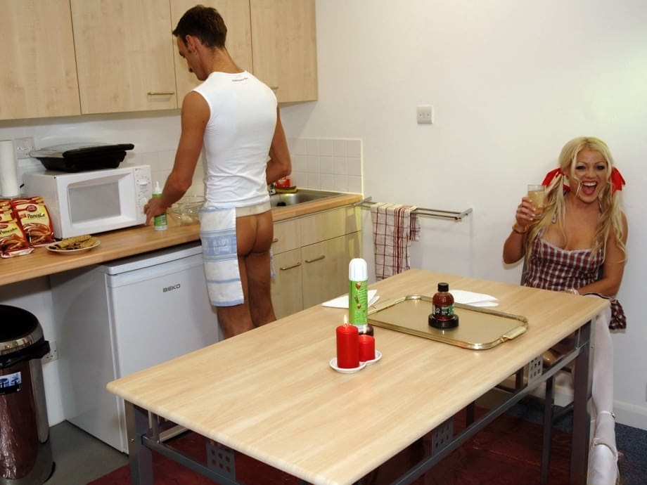 Huge tits bounce as Cindy Behr fucks in kitchen