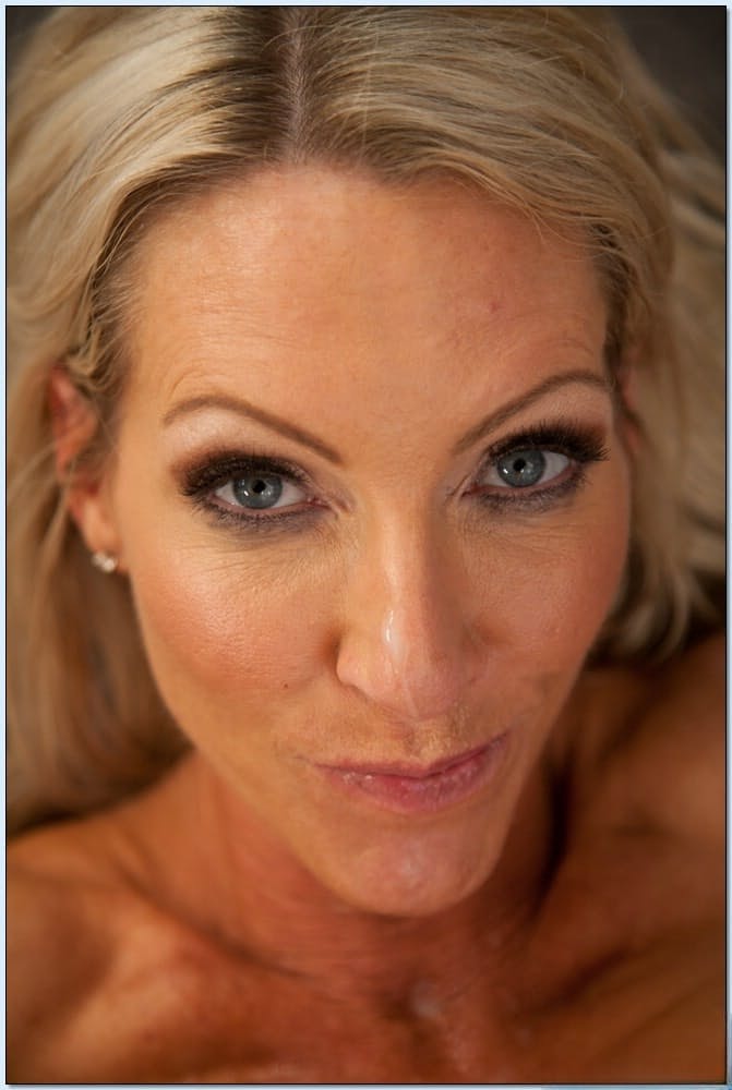 Hot MILF Emma Starr sucks cock then gets fucked deep