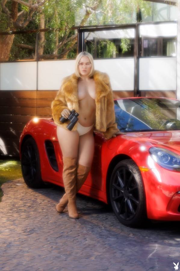 Boots stay on as Alexis Texas fucks her big ass