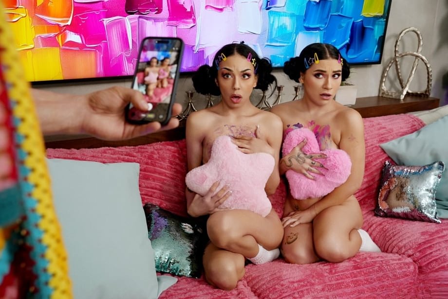 Two bi sluts share one double dildo threeway