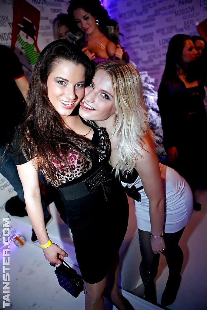 Sex Photo: Wasted sluts lick pussy at a drunk lesbian orgy
