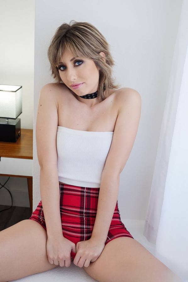 Daphne Dare begs for cock in black choker