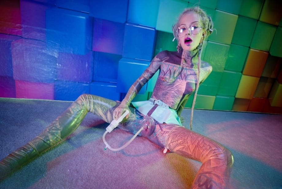 Inked Anuskatzz fucks pussy with toys in heels