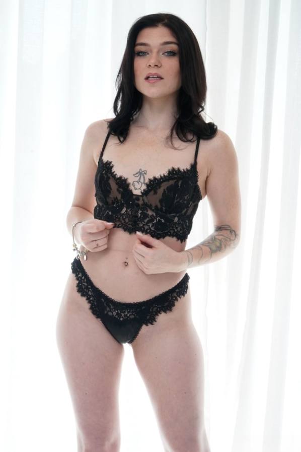 Katerina Deville shakes big ass then sucks cock