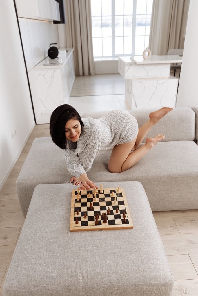 Fucking hot Jadilica strips nude, done with chess