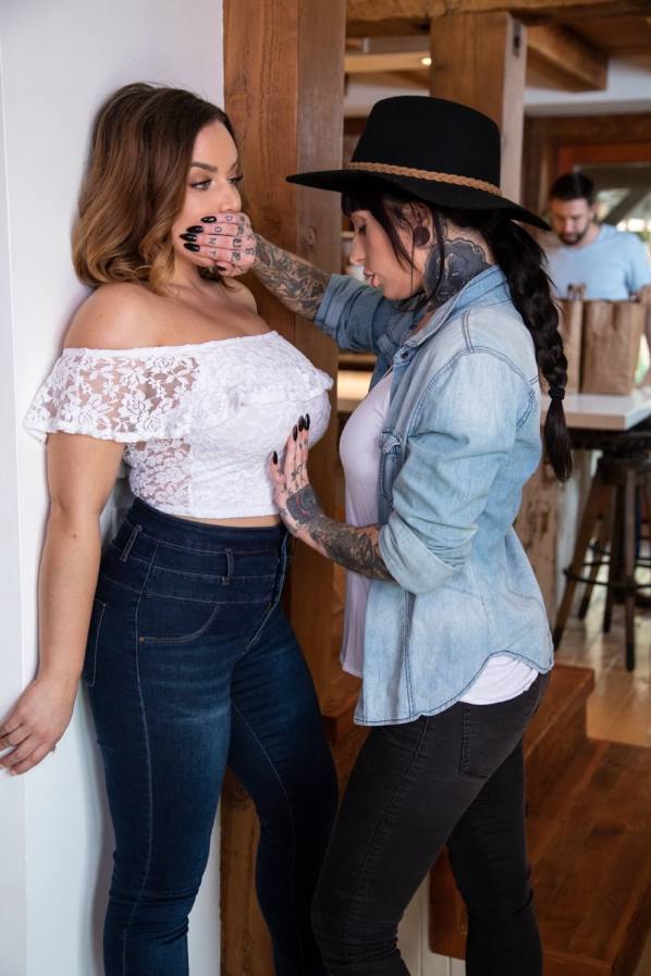 Busty MILF Natasha Nice and inked Jessie Lee fuck face