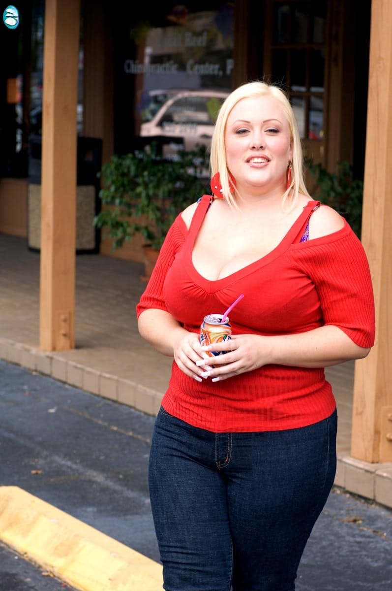 Street pickup leads to hard fuck for blonde Bunny De La Cruz