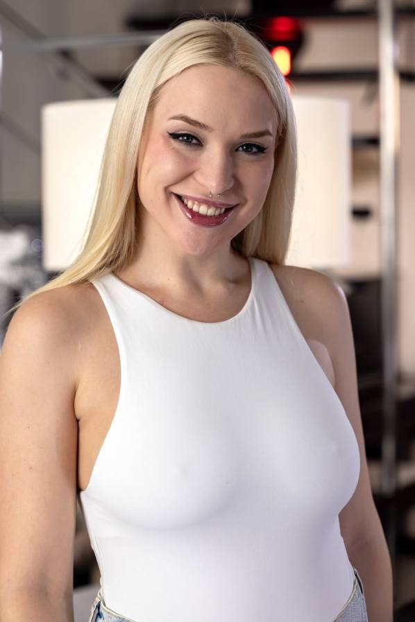 Big tits blonde Vera Jarw squeezes her knockers & rubs her