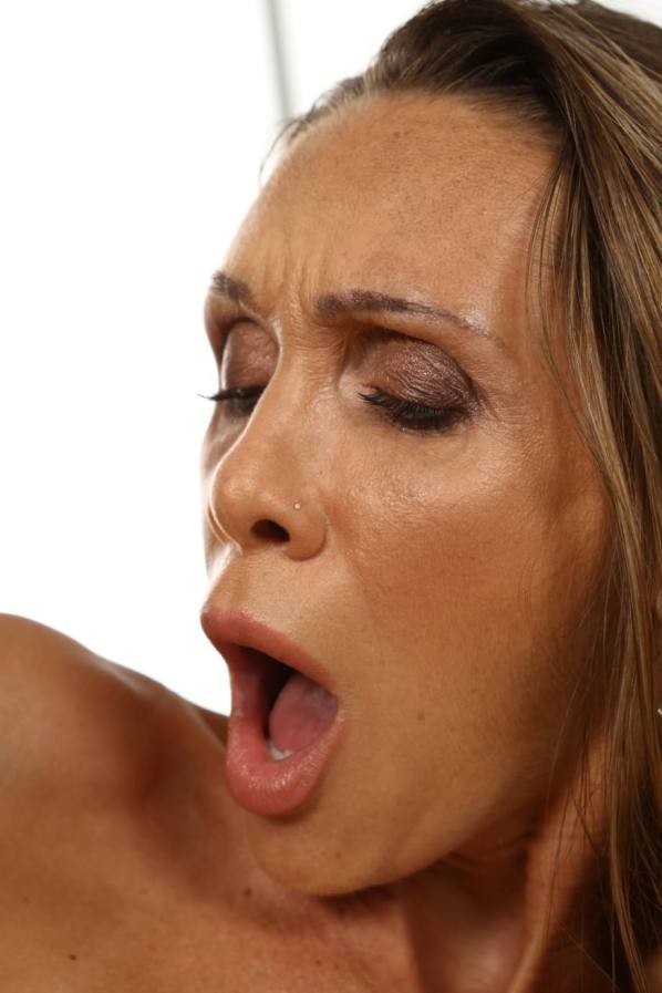 Cynthia Vellons pumps her bare pussy hard