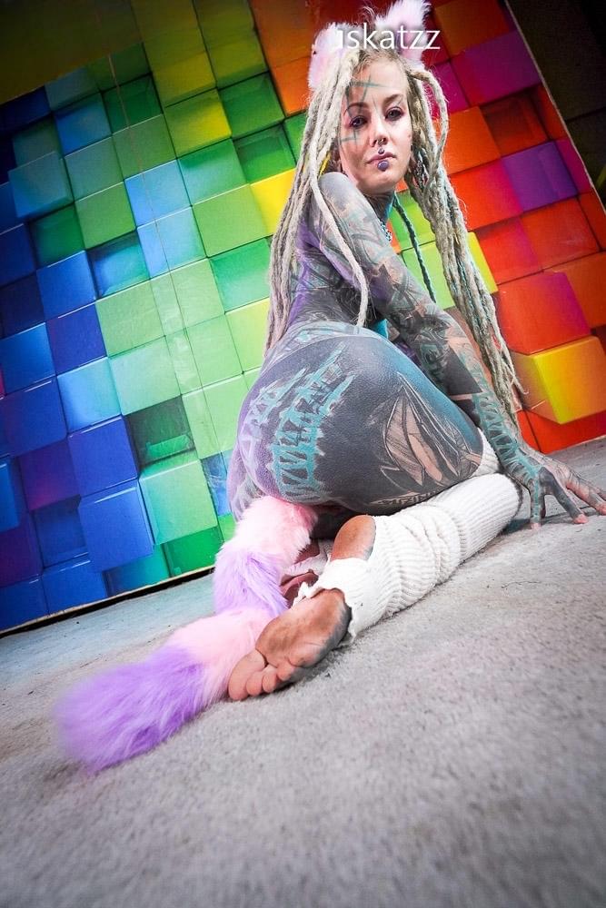 Dreadlocked Anuskatzz fucks her ass with a toy