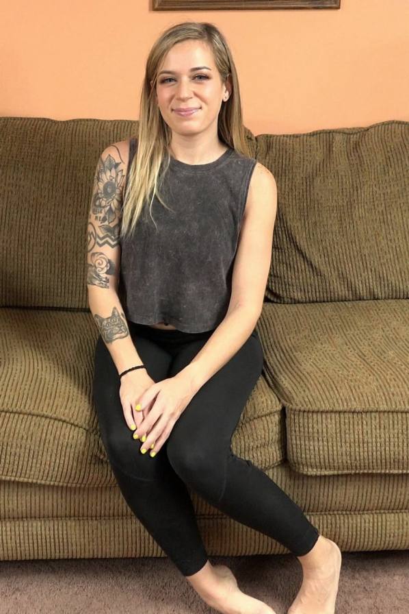 Amateur blonde Rory Knox gives sloppy blowjob at casting
