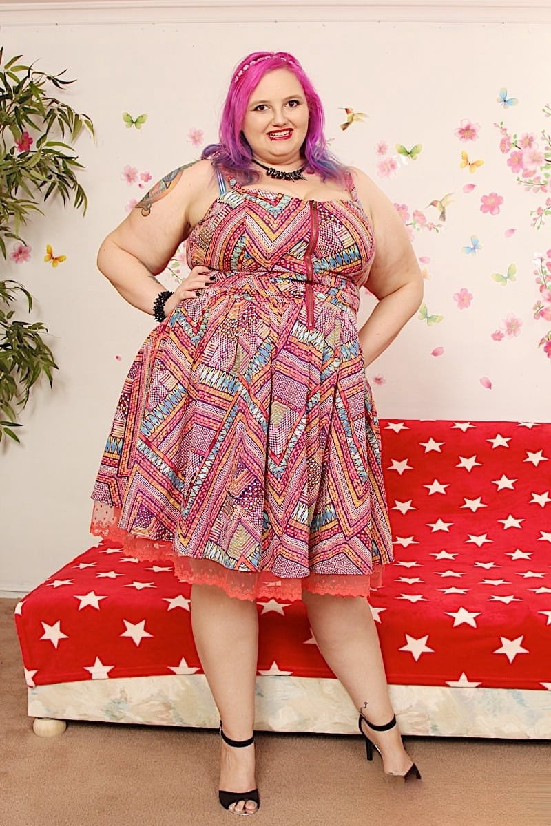 Pink-haired SSBBW Sara Star lifts belly to finger wet pussy
