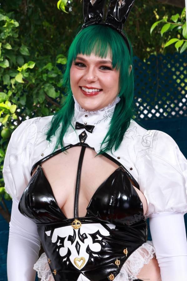 Naked and horny, dyed chubby babe strips goth gear
