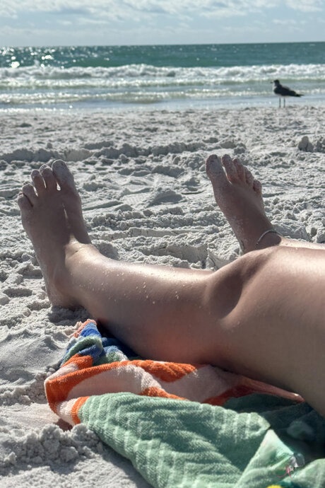 Beach vacation makes horny amateur strip to her wet panties