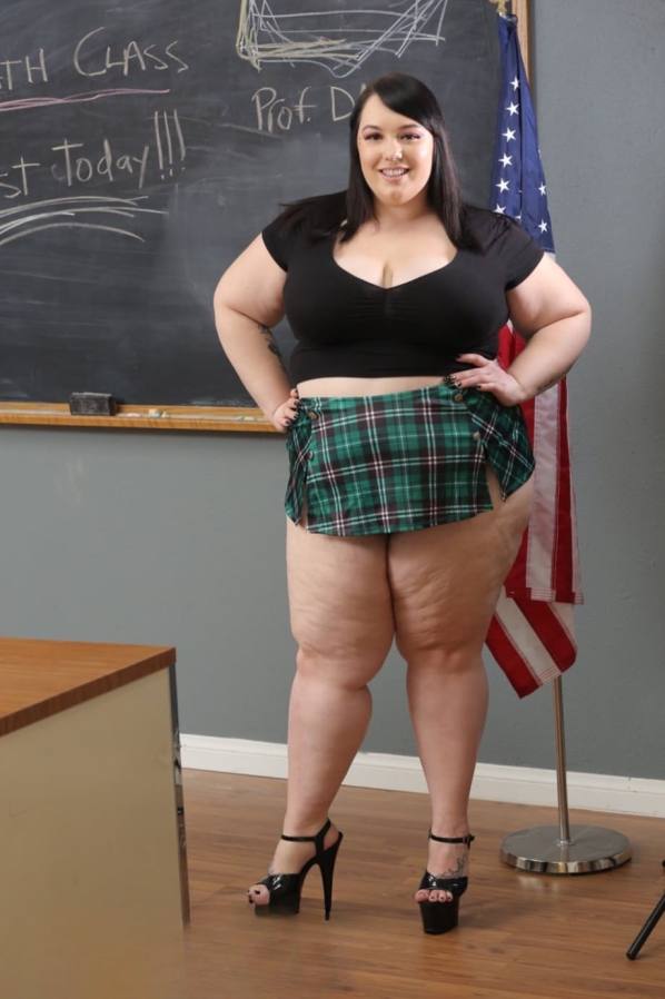 Voluptuous Alexis Allure bares her curves in the classroom