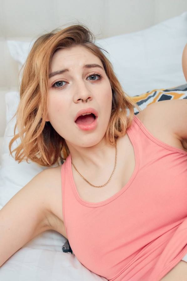 Kami Yammy fucks her wet cunt with a toy solo