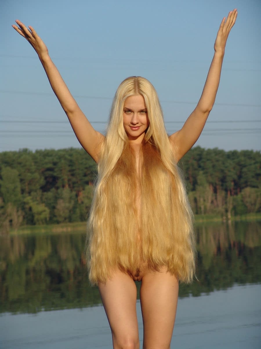 Nude blonde babe shows pussy, tits at lake