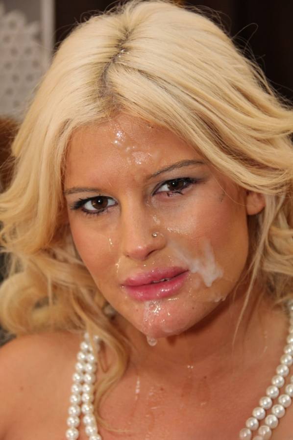 Sloppy blowjob ends with Julie Cash pearl necklace