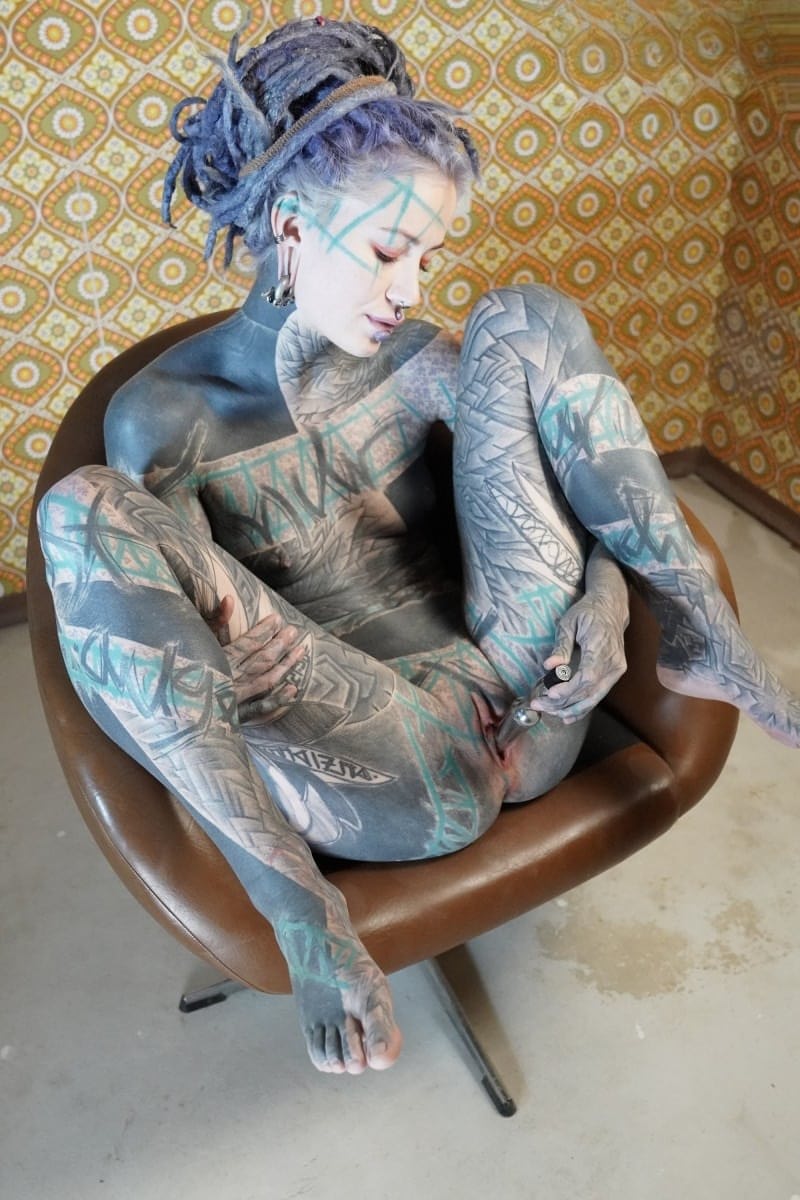 Anuskatzz gets ass fucked by machine while rubbing pussy