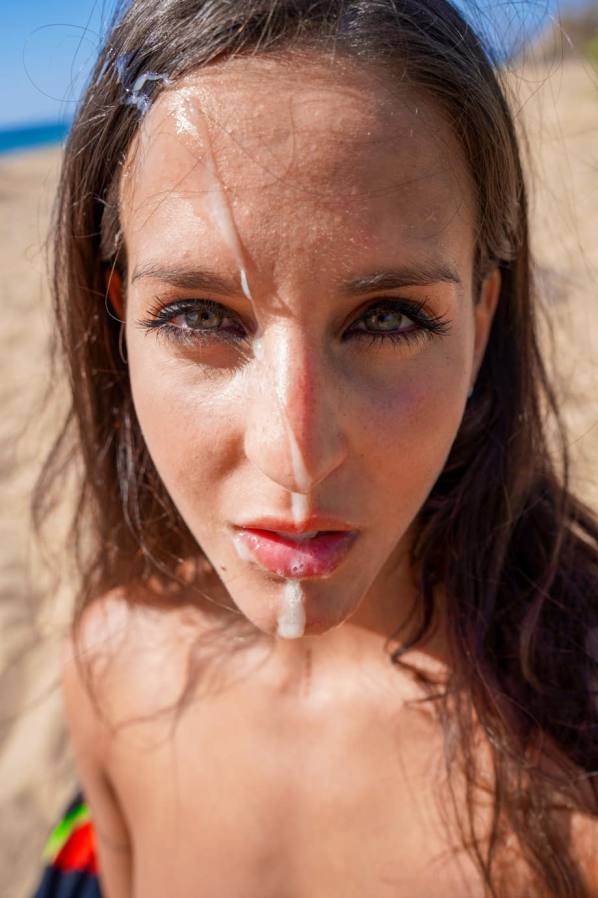 Sunny beach, this babe strips bikini off, bare pussy out