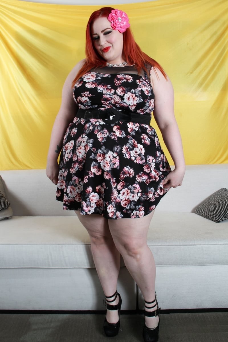 Porn Photo - Eliza Allure Stripping down, BBW Eliza Allure