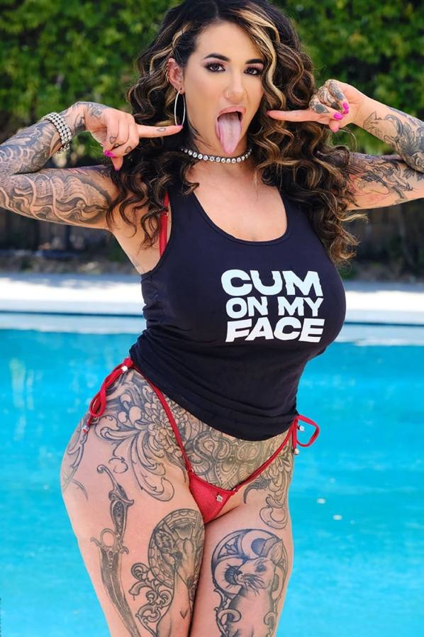 Porn photo : Arabelle Raphael's tattooed tits and face get fucked hard