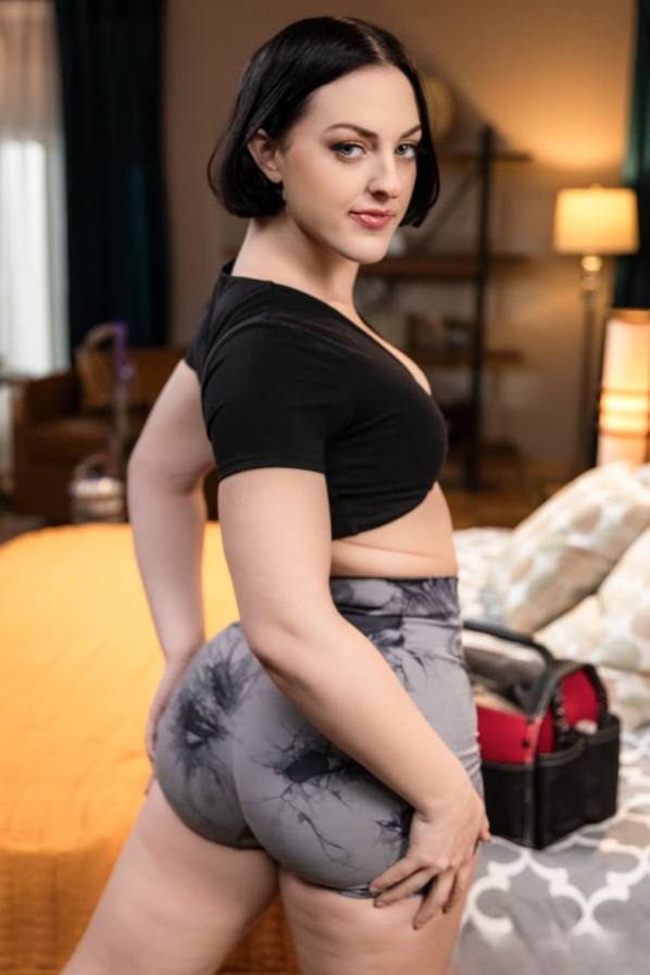 Scarlett Alexis and Lucy Lotus swap toys till they cum