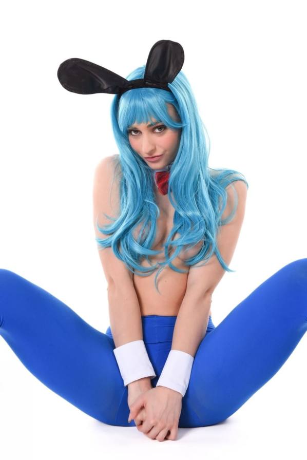 Dolly Dyson fucks her pussy with toys in cosplay