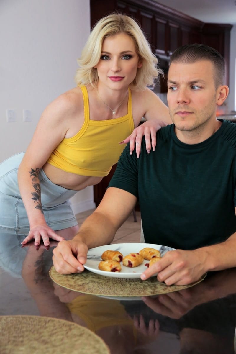 Hyley Winters sucks stepbro cock during lunch