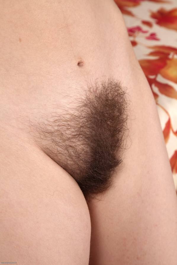 Tempting amateur bares all down to heels on table