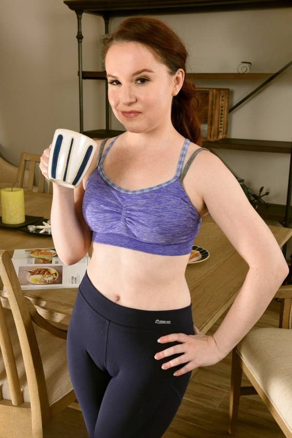 Annabelle Lee strips yoga pants, shows bush