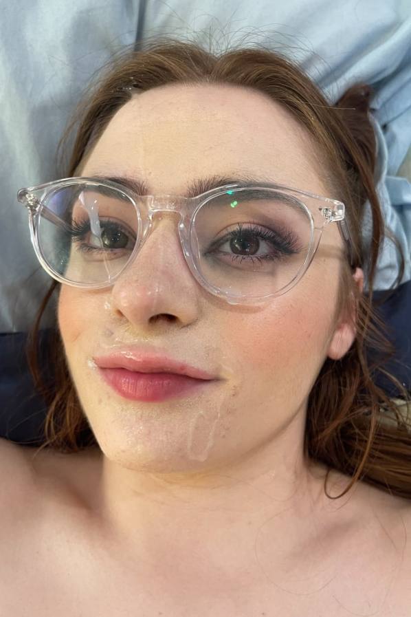 Reese Robbins shows bare feet and wet fuck holes