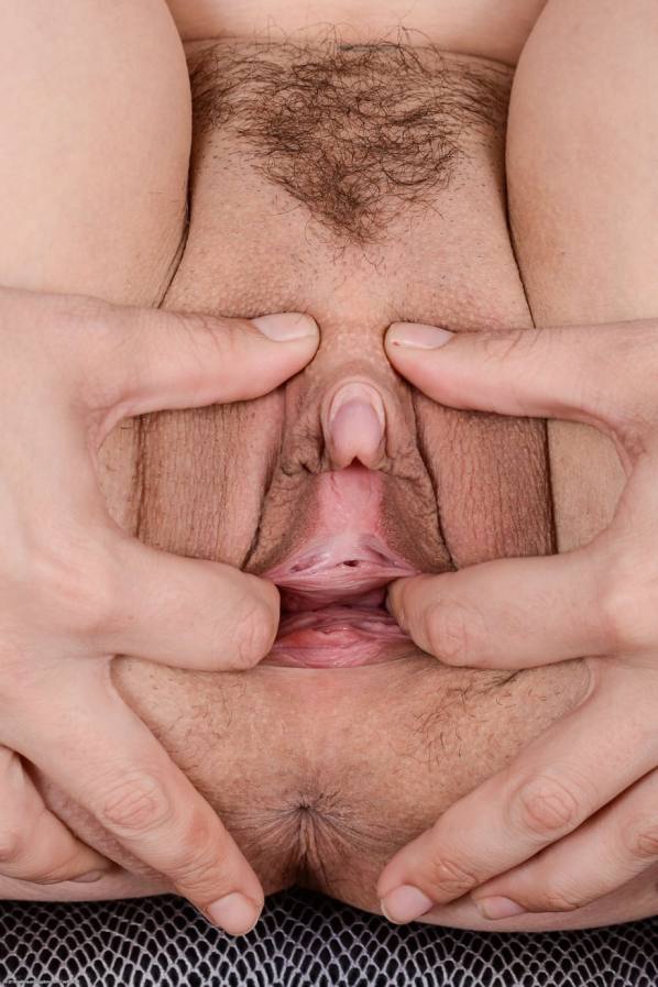 Ashlee Graham opens wide, trimmed pussy spread close