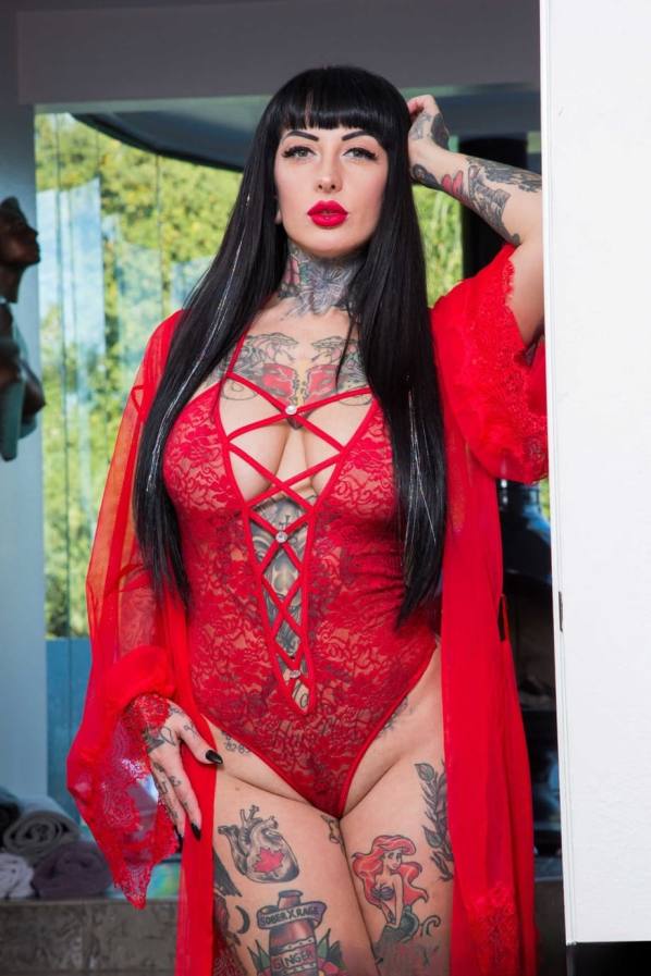 High heels strip off for tattooed Jessie Lee