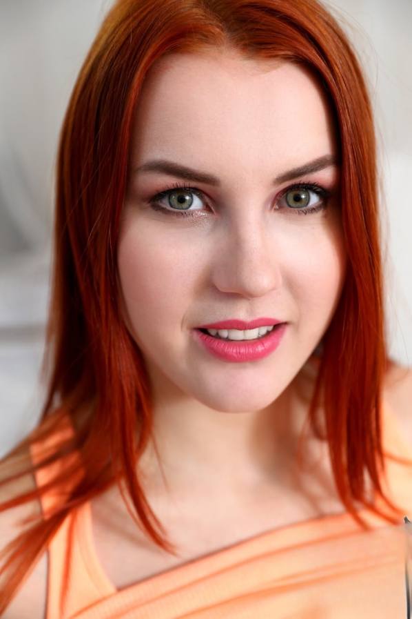 Fucking redhead Charlie Red rubs her wet pussy