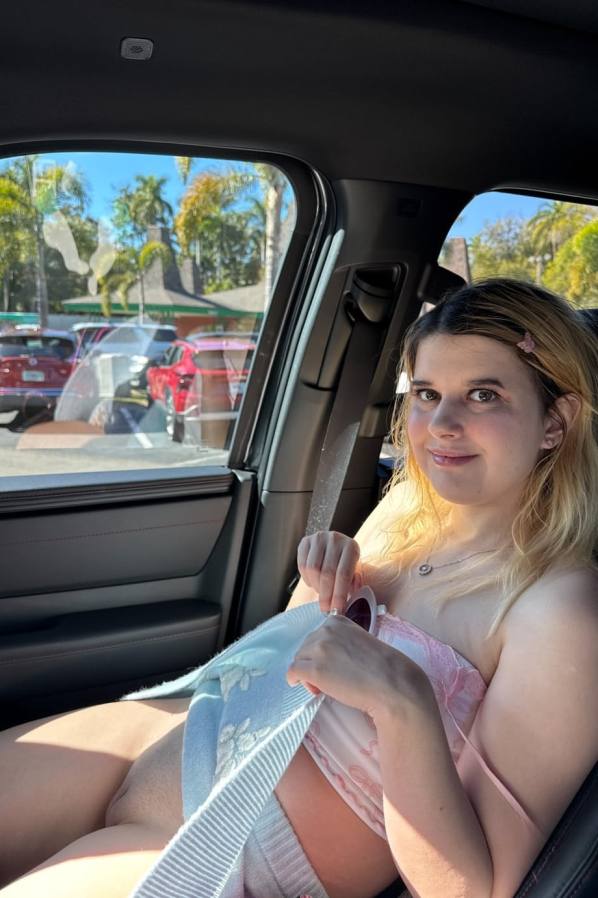 Amateur chick fucks after beach then diner