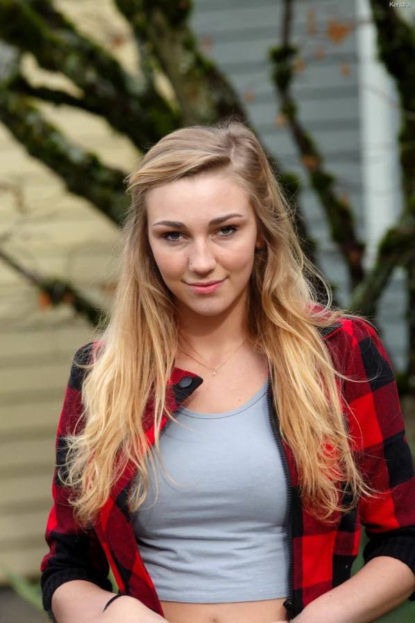 Kendra Sunderland bares tight ass and tasty pussy out in