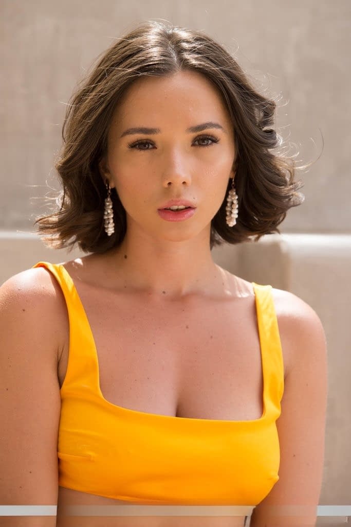 Sex Photo: Confident Eve Sweet strips nude on concrete steps