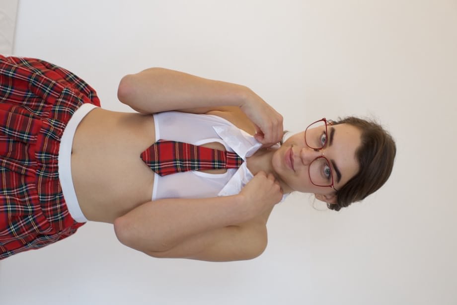 Bare pussy flashed by amateur Elena Vedem