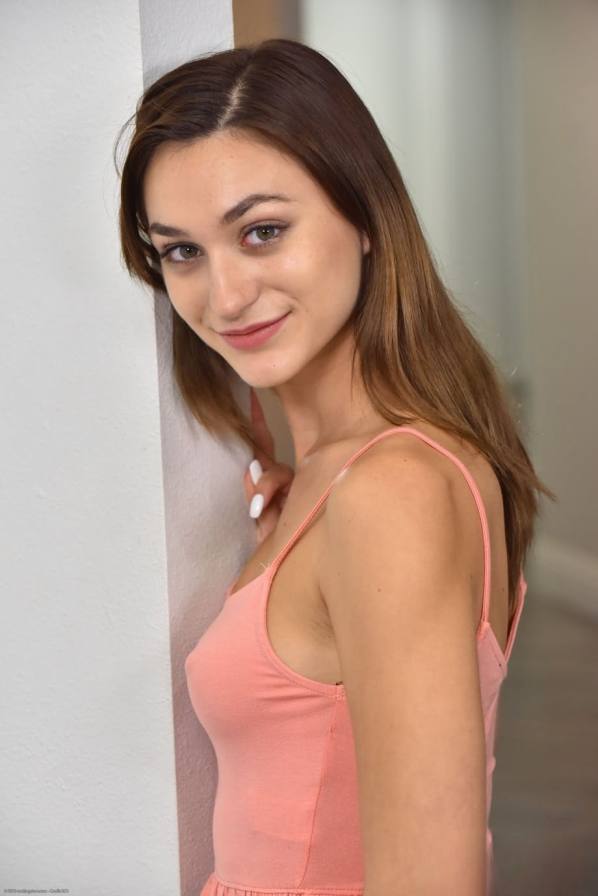Amateur model Ana Rose strips naked and spreads her pussy wide