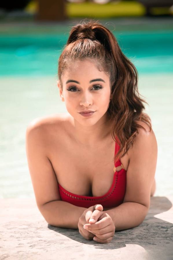 Ponytail babe Ginebra Bellucci gets fucked by the pool