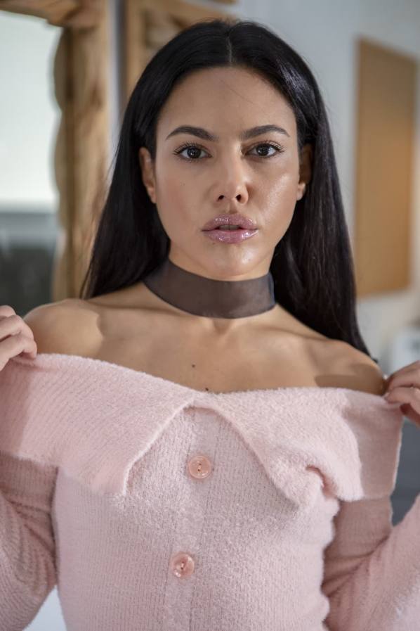 Porn Photo - Apolonia LaPiedra shows off round ass in solo