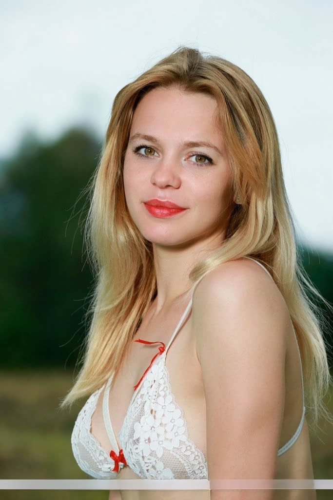 Elisa Liv strips bare, smears lipstick on tits in field
