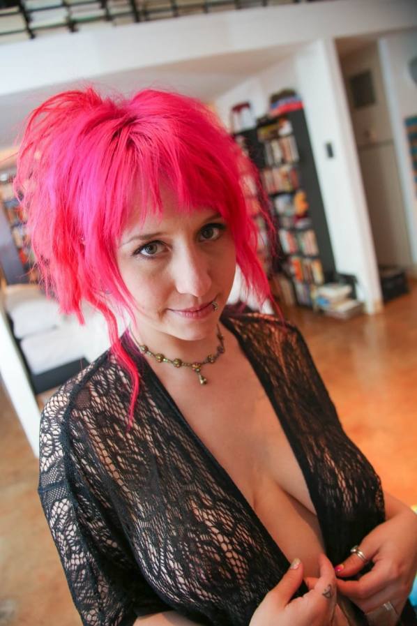 Pink-haired pierced alt slut strips to suck cock