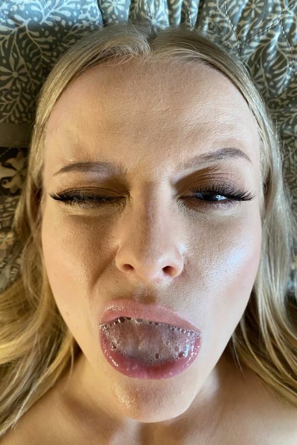 Paris White flaunts big ass, spreads shaved pussy