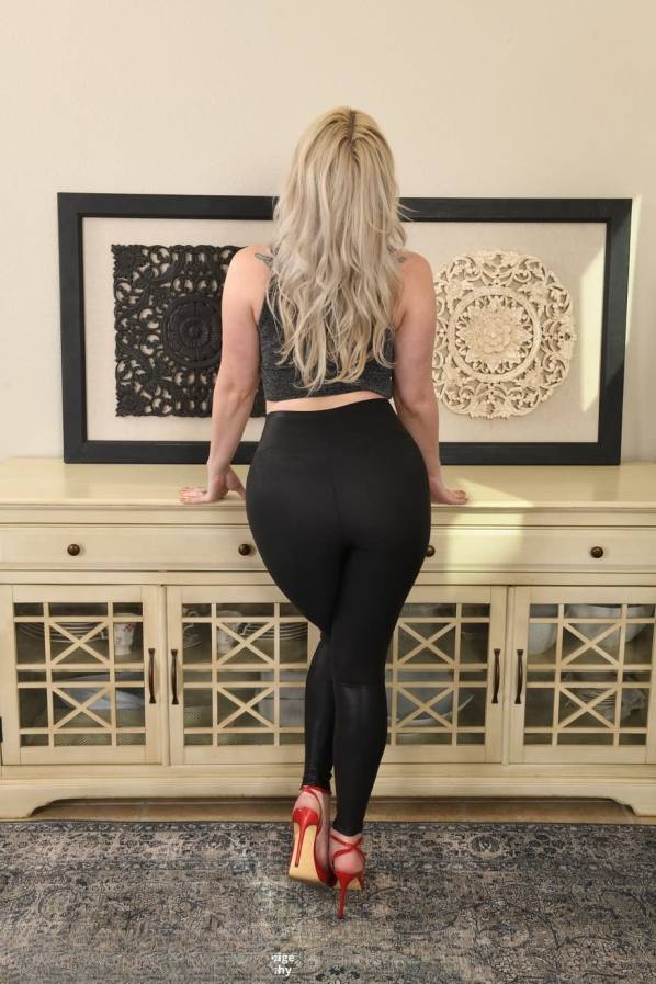 Porn Photo - Sydney Paige Big booty Sydney Paige fucks her